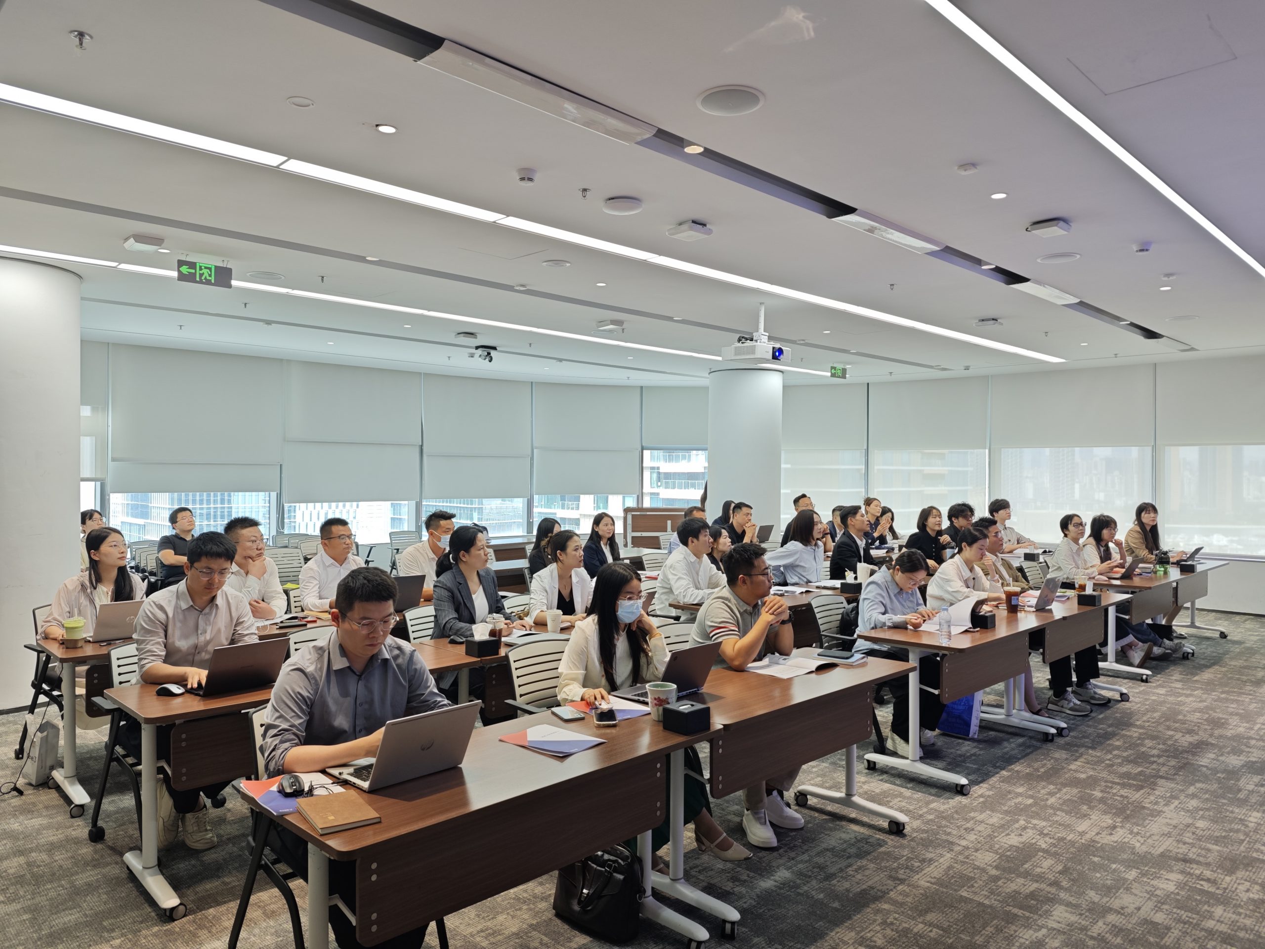 AI赋能营销，觉醒学院曾英杰为深圳招商蛇口开展AI实战培训