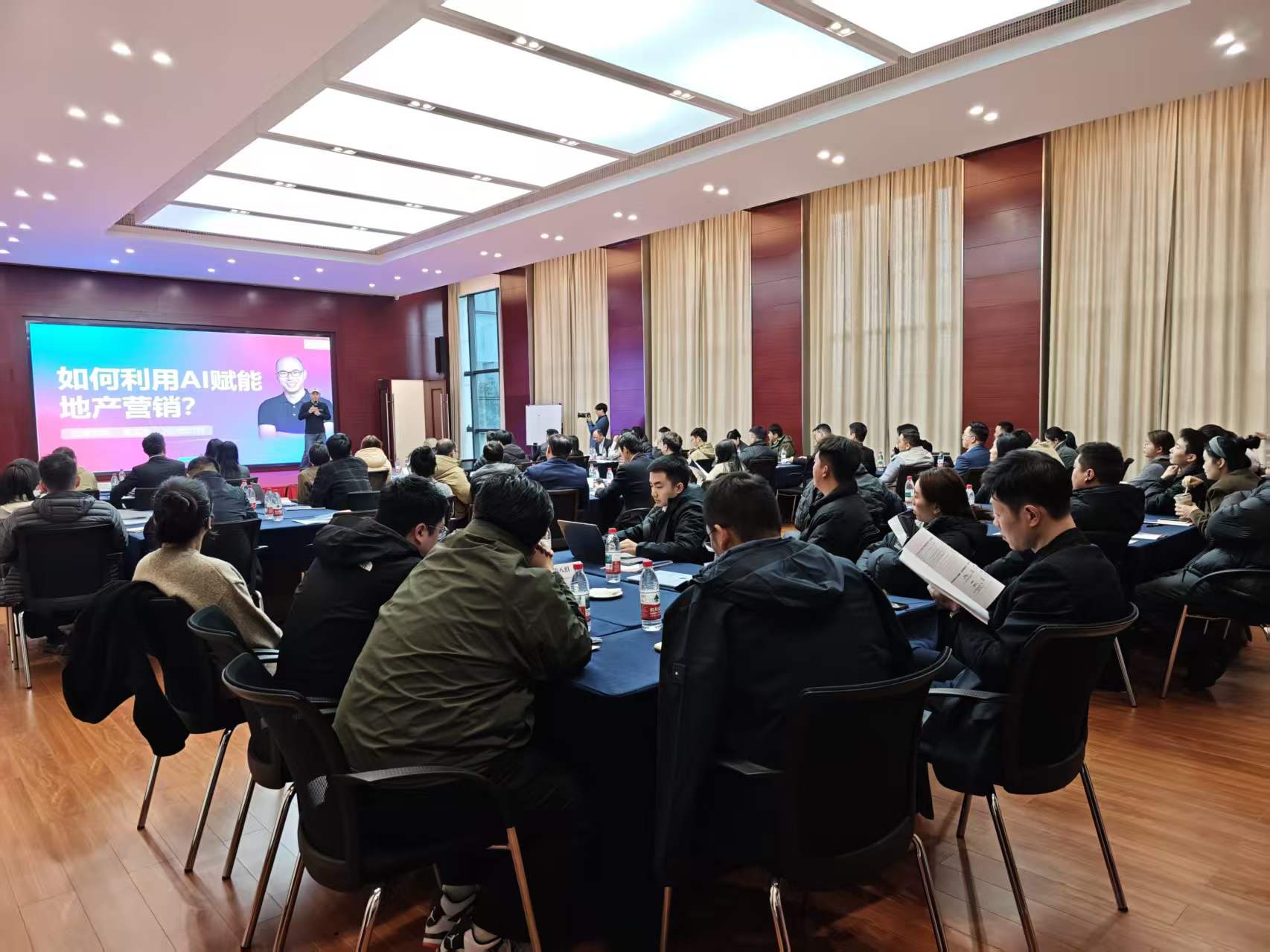 觉醒学院曾英杰为中海地产宁波公司开展营销AI实战培训