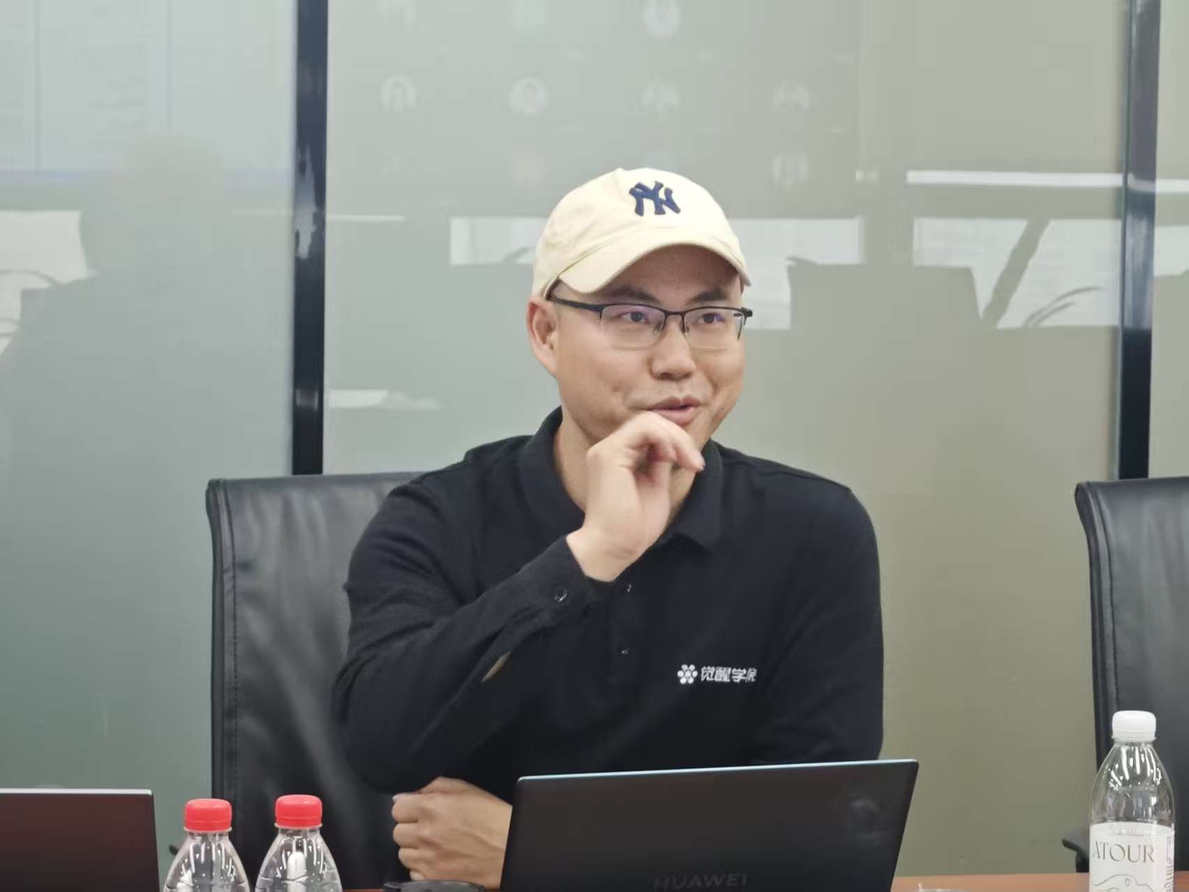 如何利用AI赋能新媒体创作——觉醒学院曾英杰为中海南京开展AI实战培训