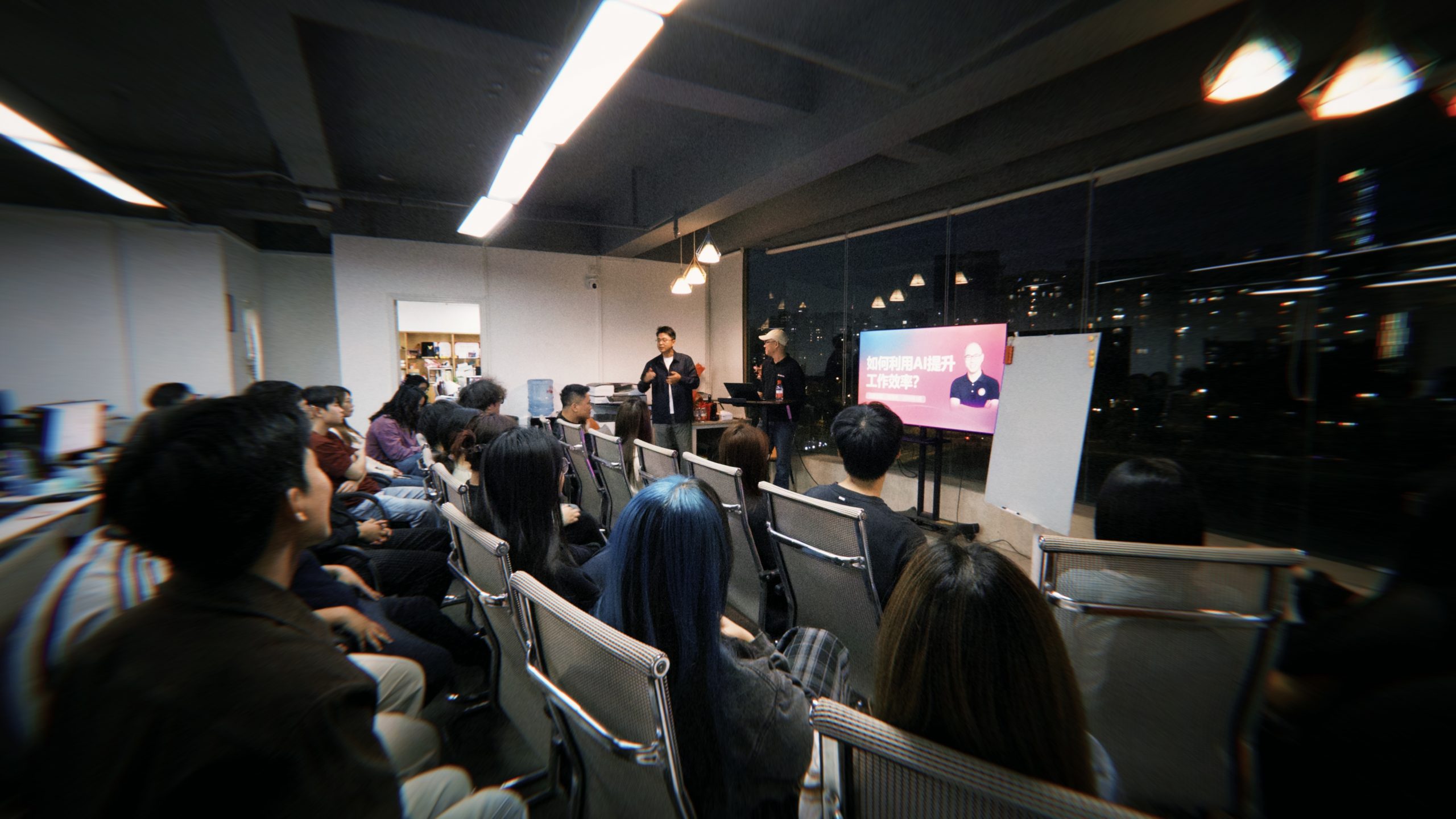 如何利用AI提升工作效率？觉醒学院曾英杰为华邦互娱开展AI实战培训